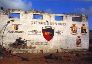 Il "muro dipinto" dell'accampamento di Balad fu ideato dal Cap. Maurizio Parri